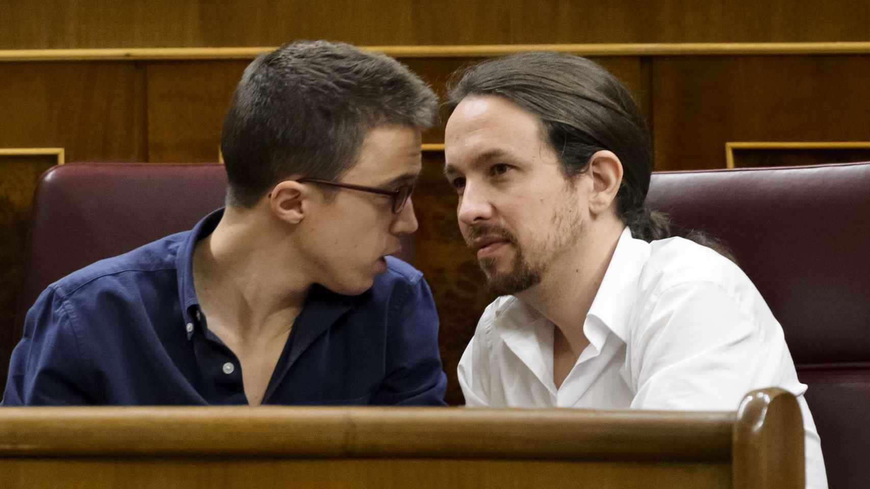 Íñigo Errejón y Pablo Iglesias en su  primer pleno de investidura.
