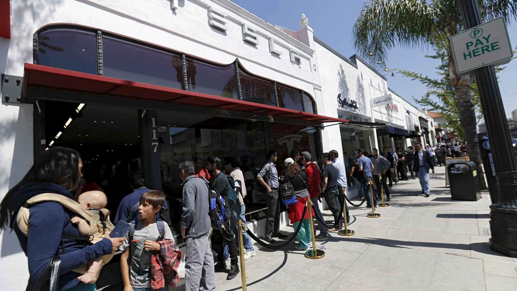 Larga cola frente a una tienda Tesla en Pasadena, California, a causa del Modelo 3.