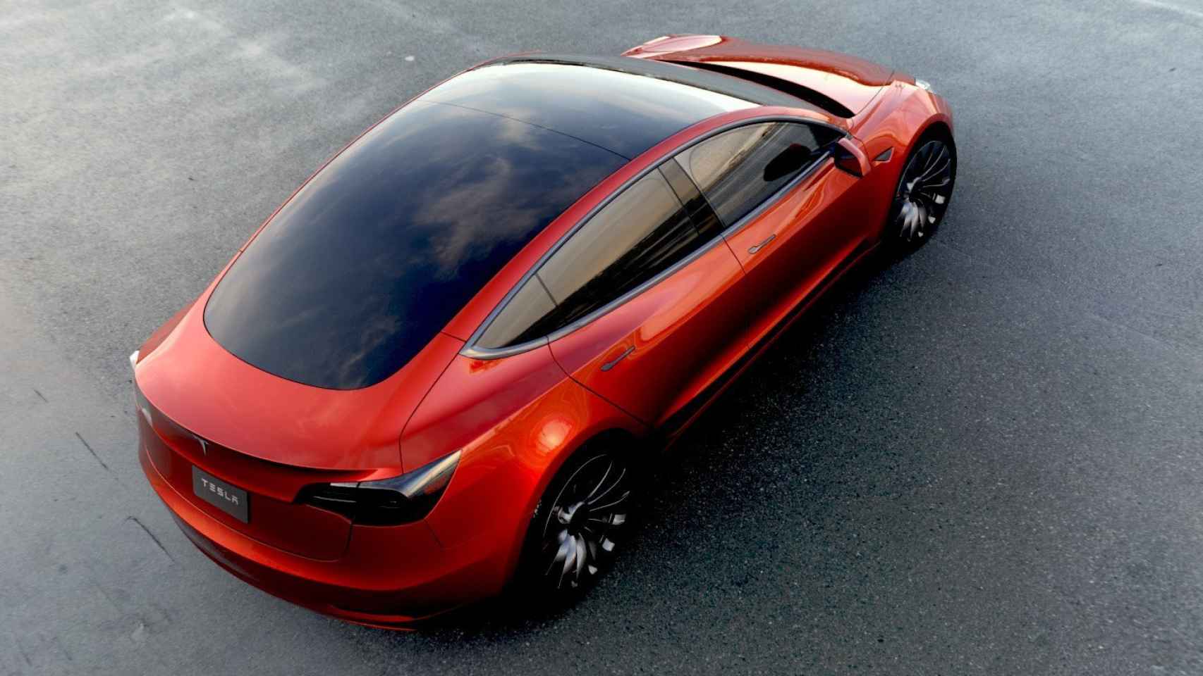 El Tesla Modelo 3 cuenta con un parabrisas panorámico que abarca todo el techo.