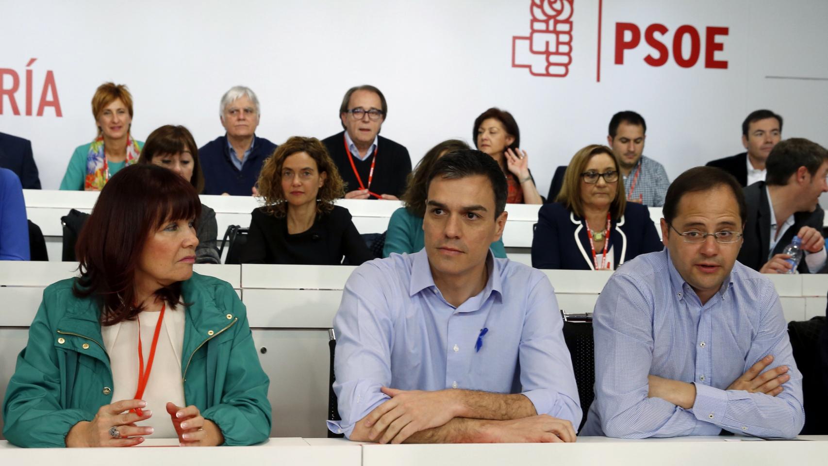 Micaela Navarro y Cesar Luena flanquean a Pedro Sánchez en un Comité Federal.