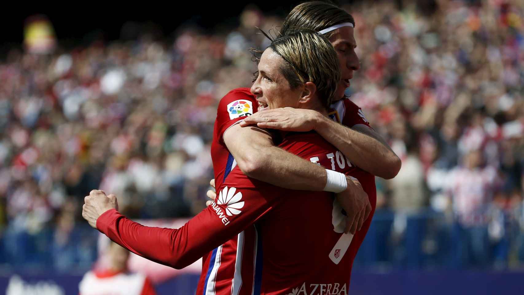 Fernando Torres celebra su gol con Filipe Luis.