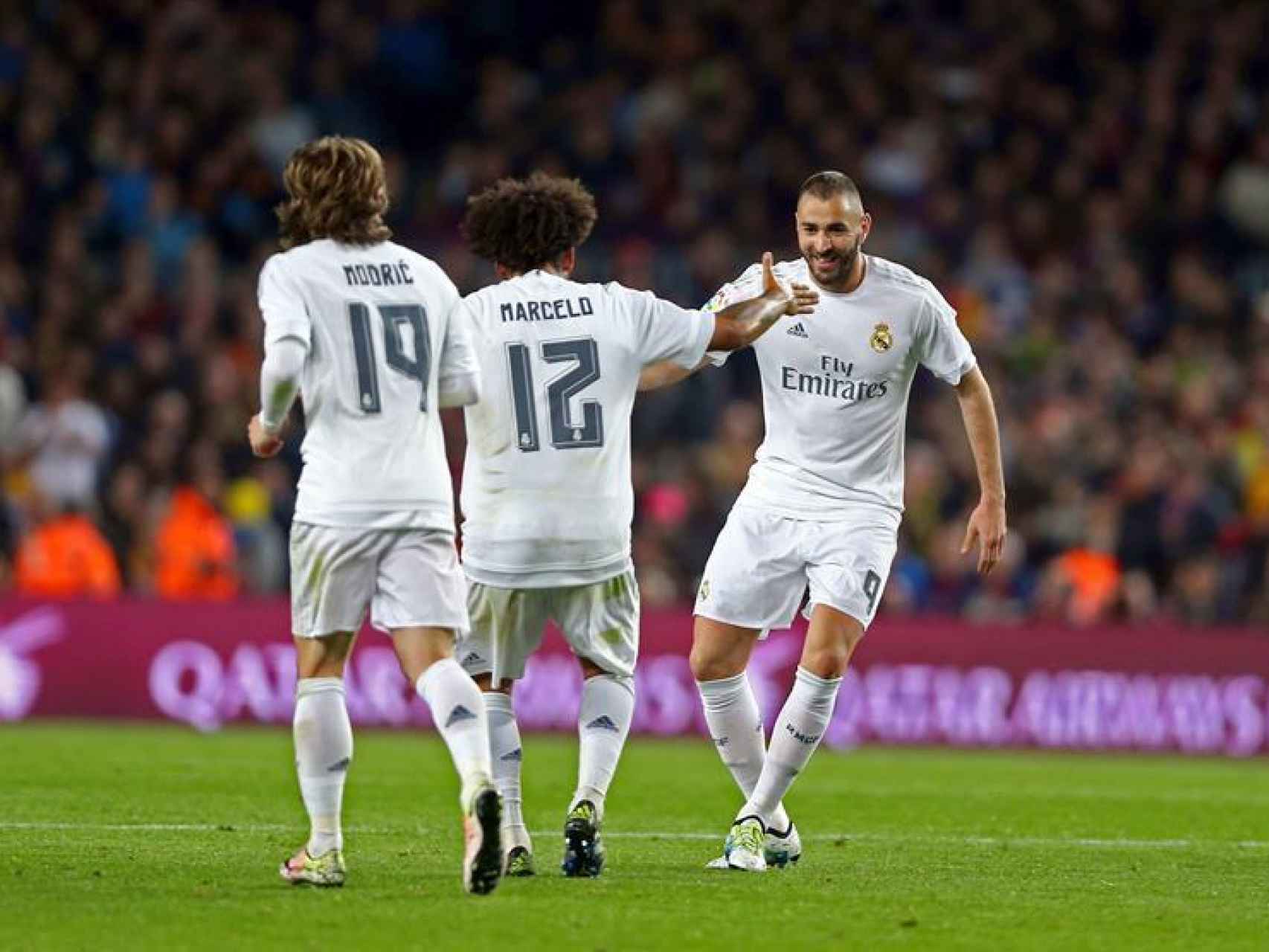 Benzema, Marcelo y Modric celebran el gol del francés.