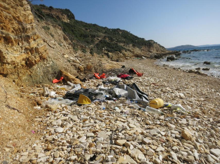 Una de las playas turcas repleta de restos de los refugiados que por allí pasaron.