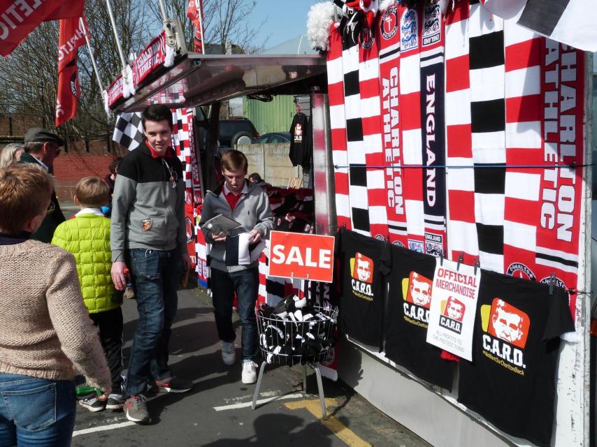 Cada semana más aficionados se hacen con las bufandas oficiales (blancas y negras) contra el dueño del Charlton.