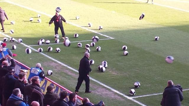 Aficionados del Charlton lanzando pelotas al campo