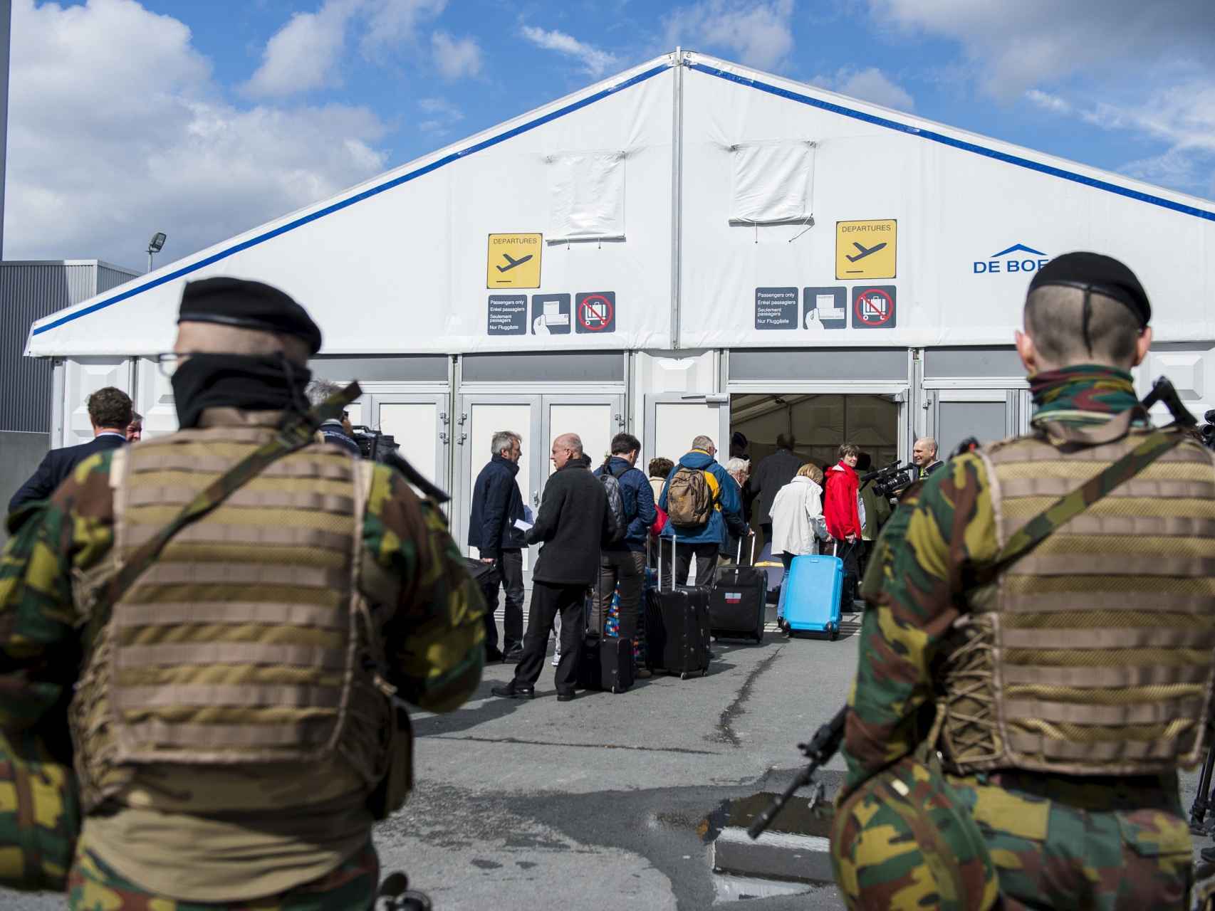 Soldados belgas vigilan las instalaciones provisionales de Zaventem