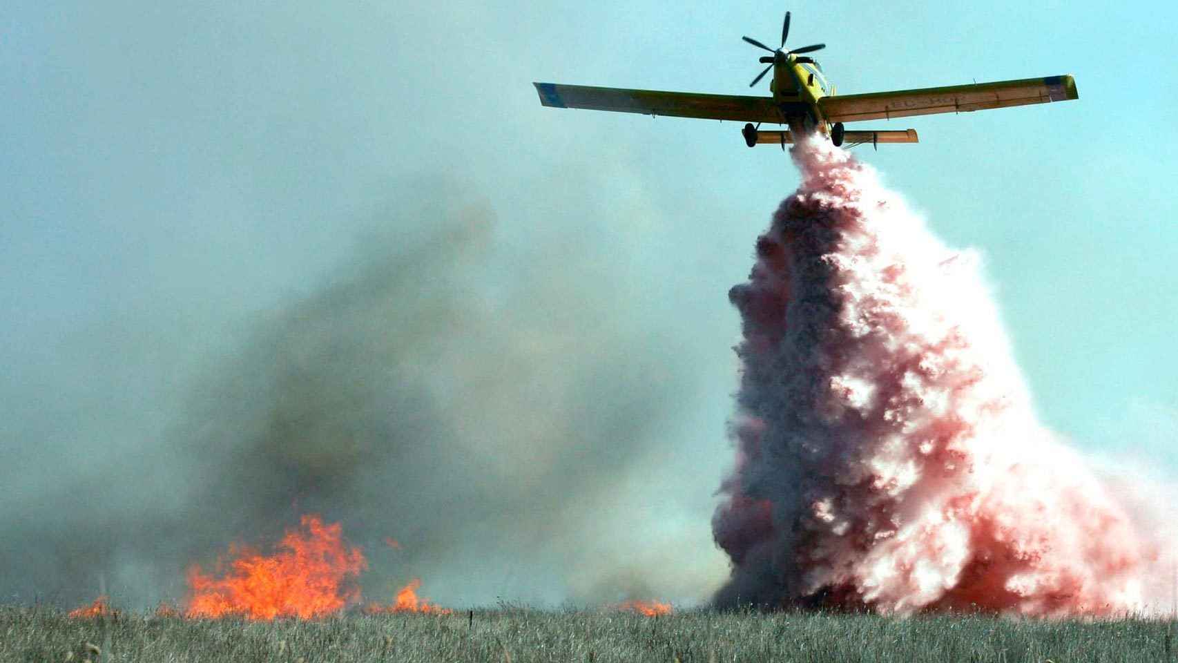Un avión Dromader arroja espuma sobre un incendio en Castellón.