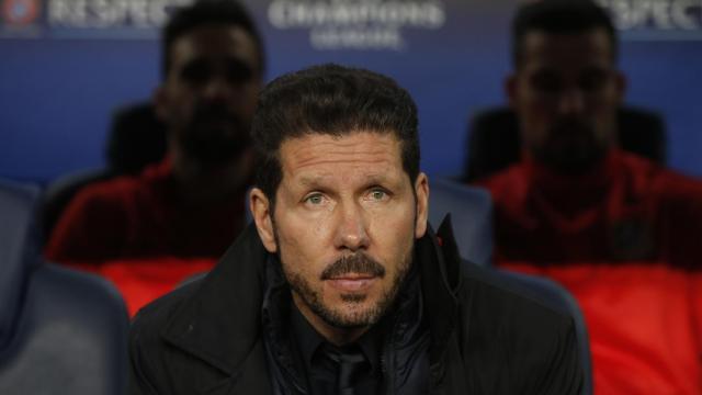 Simeone, en el banquillo del Camp Nou.