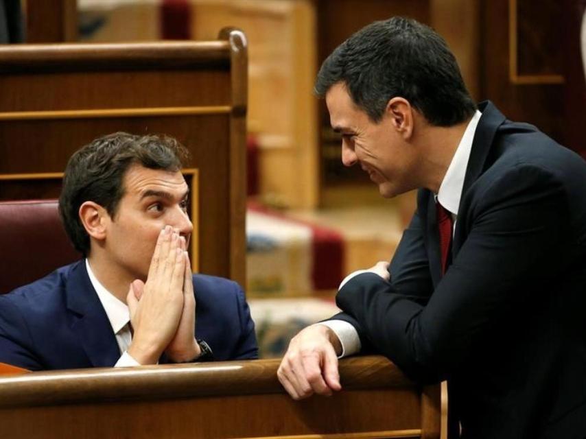 El líder de Ciudadanos, Albert Rivera, y el secretario general del PSOE, Pedro Sánchez.