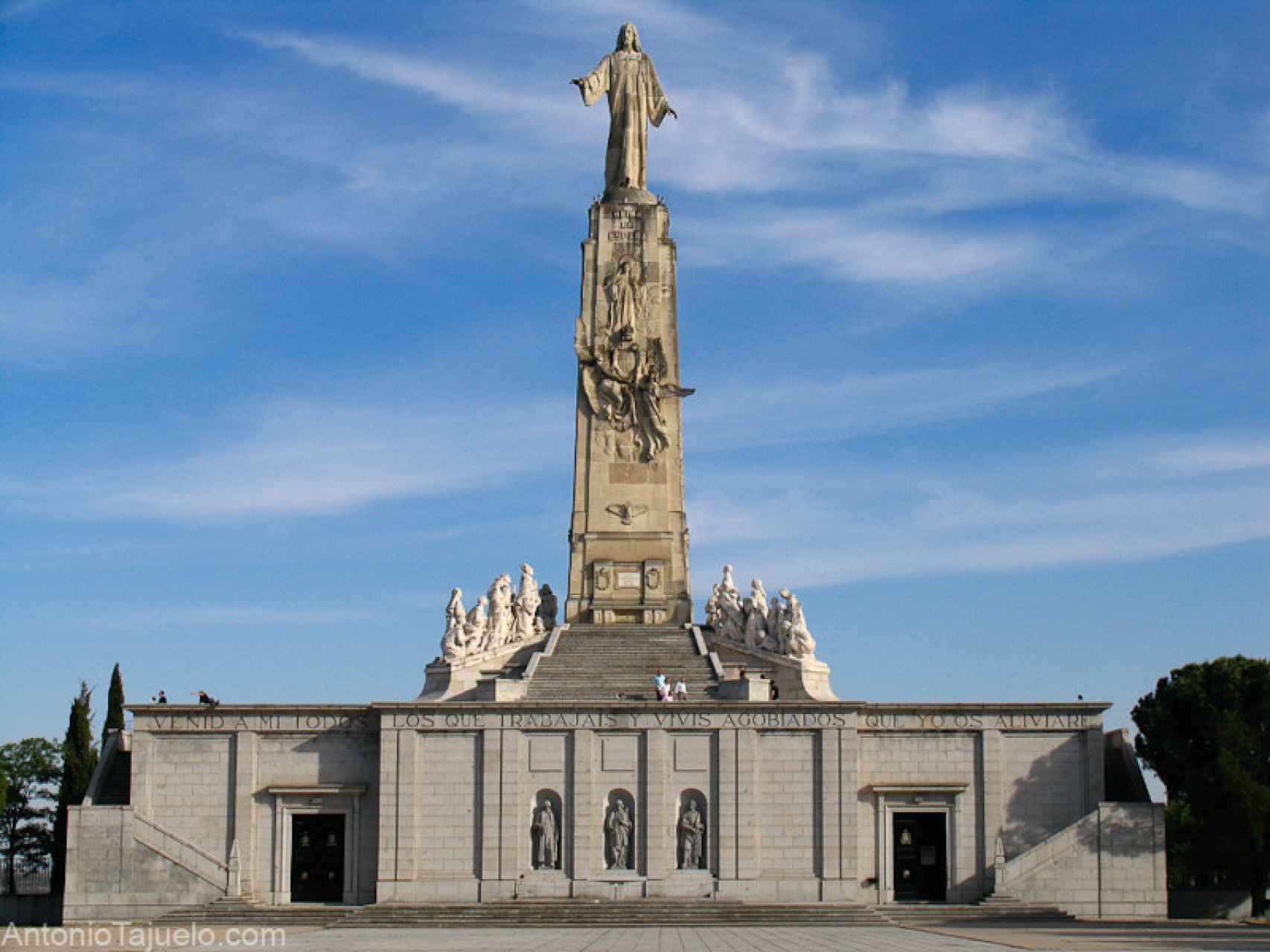Monumento en el Cerro de los Ángeles.