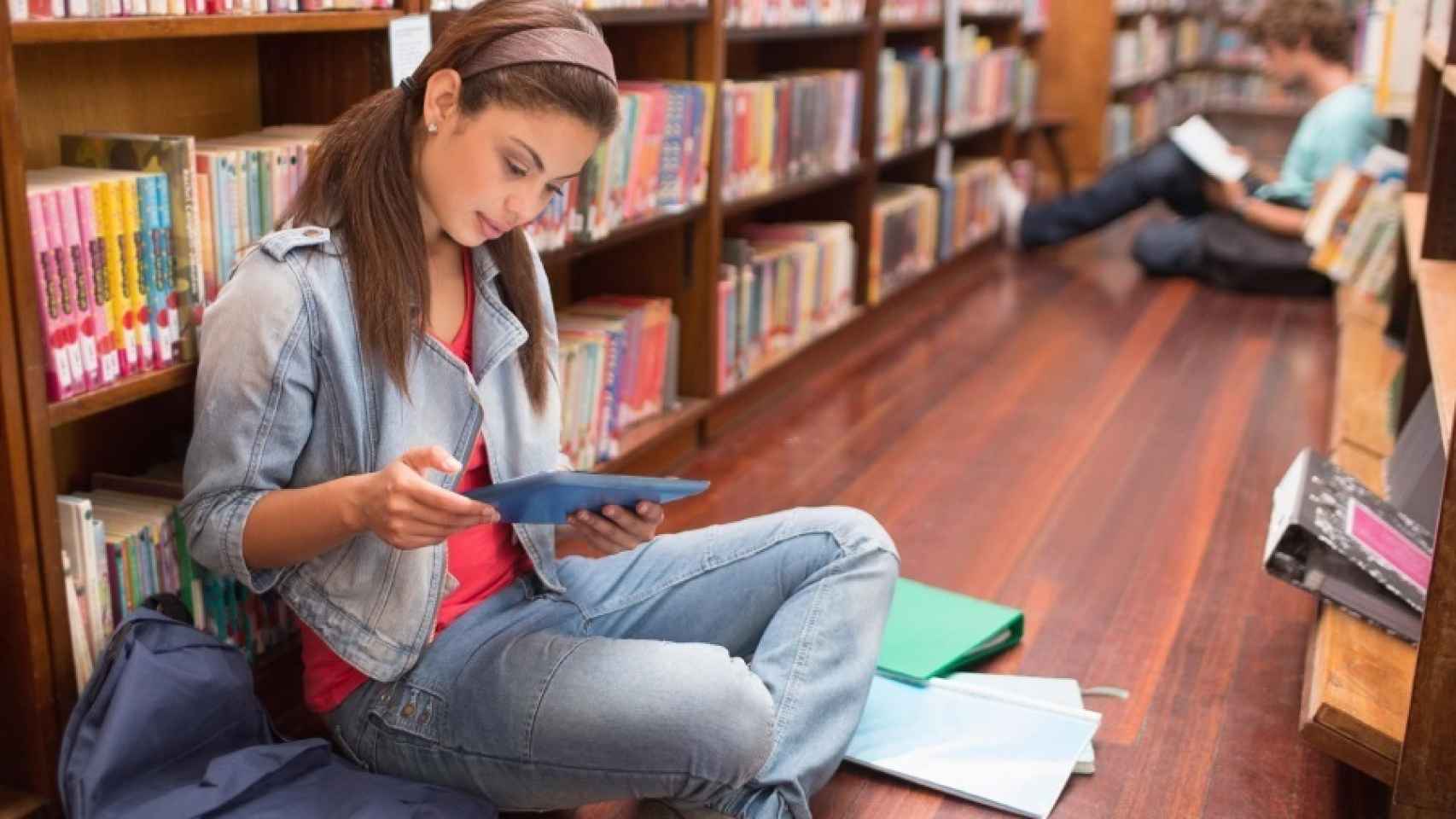 Una joven lee en una librería.
