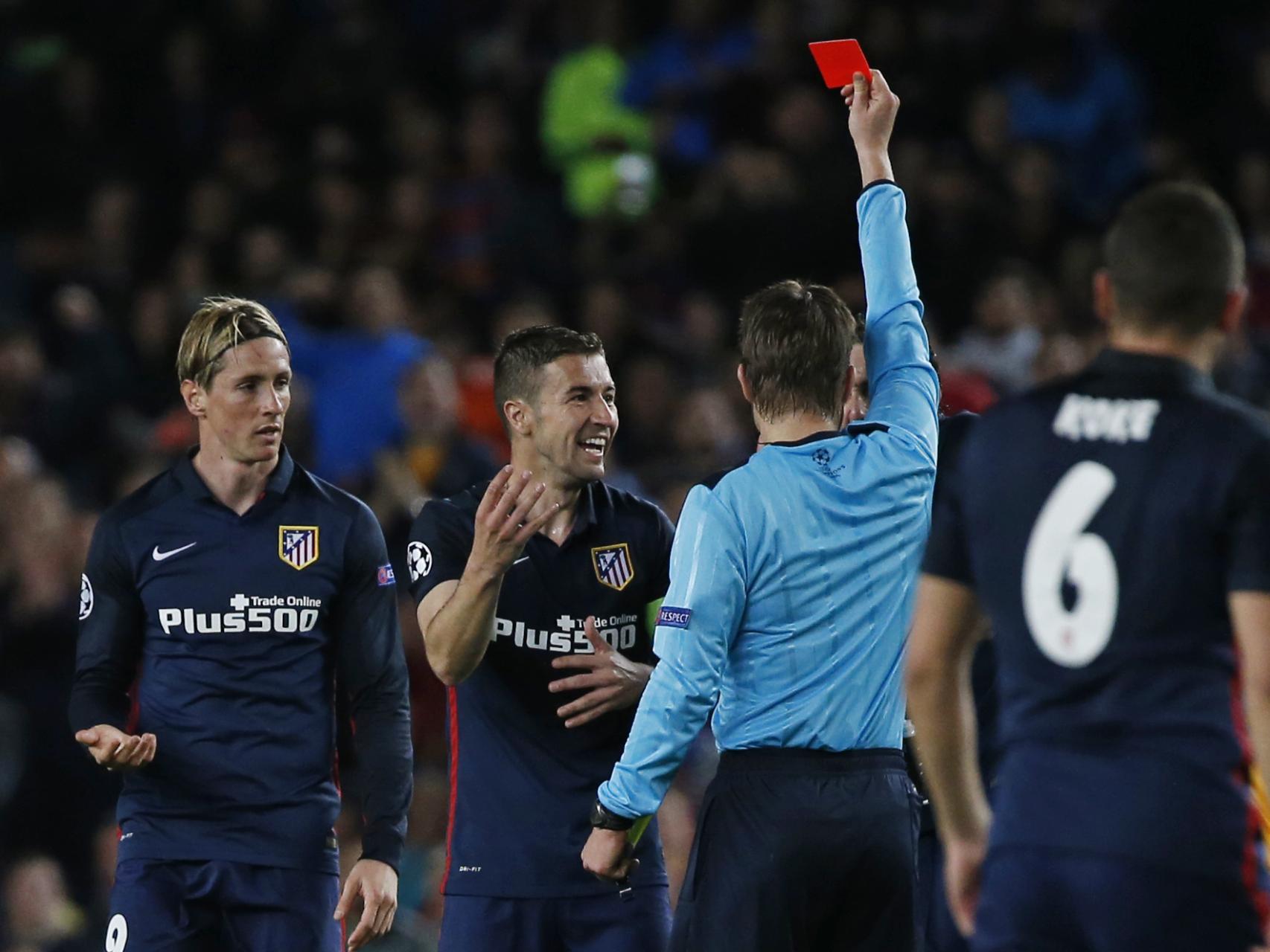 Fernando Torres es expulsado.