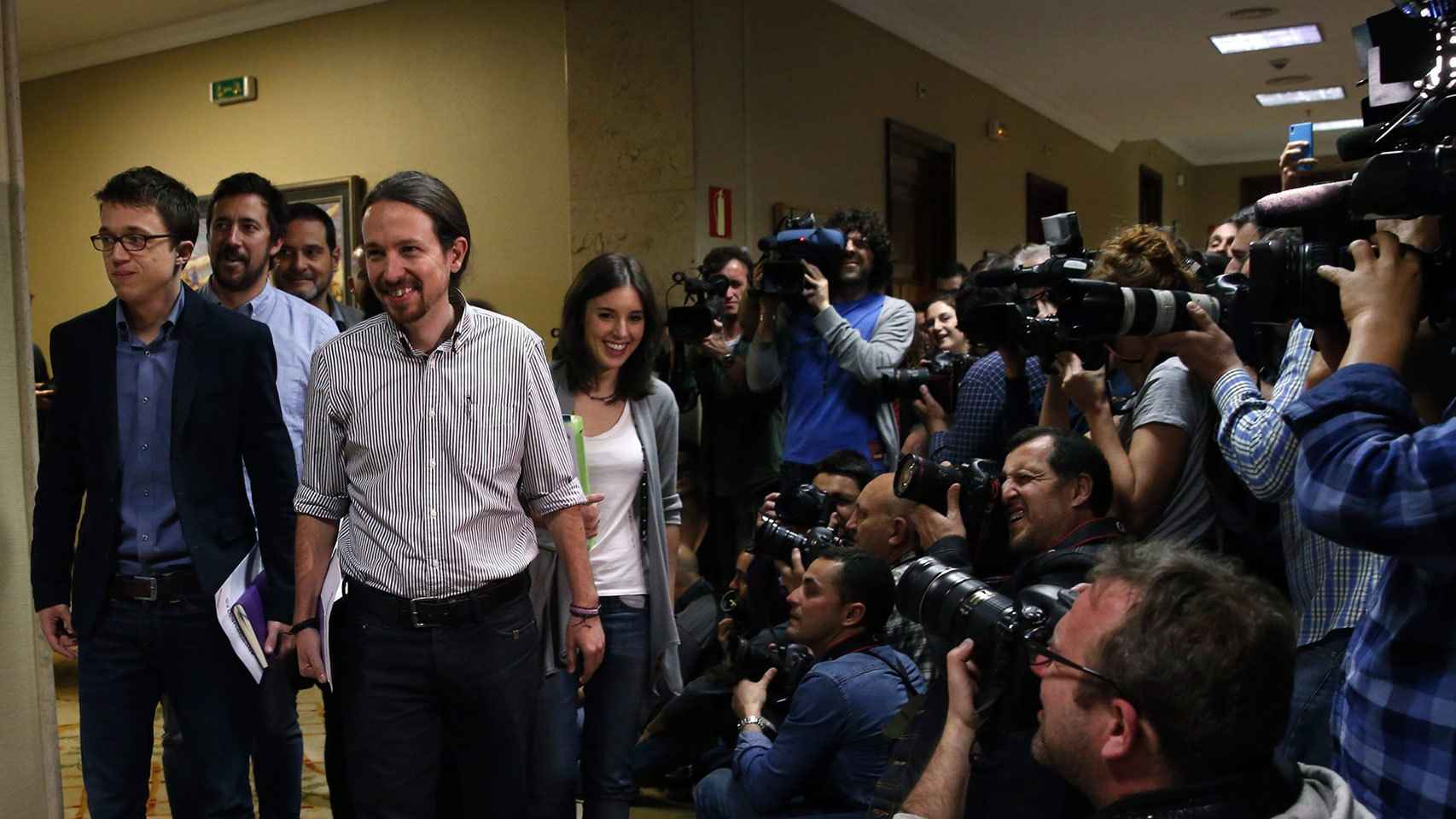 Los representantes de Podemos llegan a la reunión a tres.