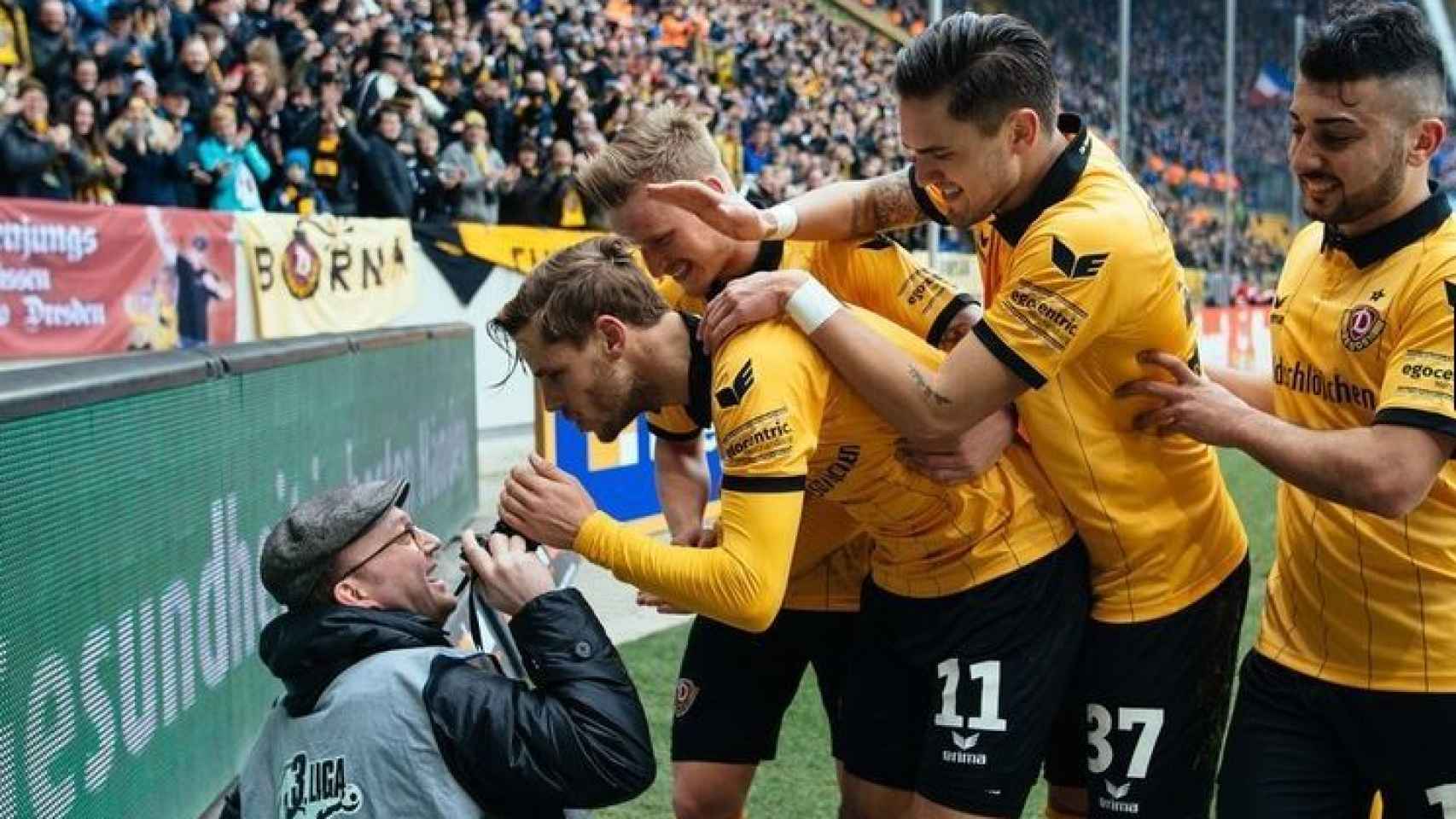 Los jugadores del Dynamo de Dresden celebran el gol.