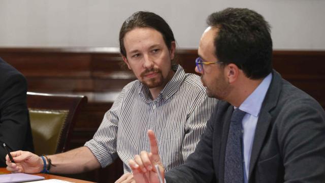 Pablo Iglesias junto con Antonio Hernando, portavoz socialista en el Congreso.