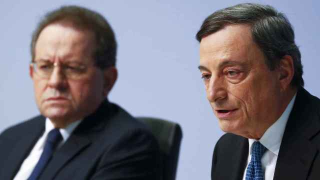 El presidente del BCE, Mario Draghi, junto al vicepresidente Vítor Constâncio