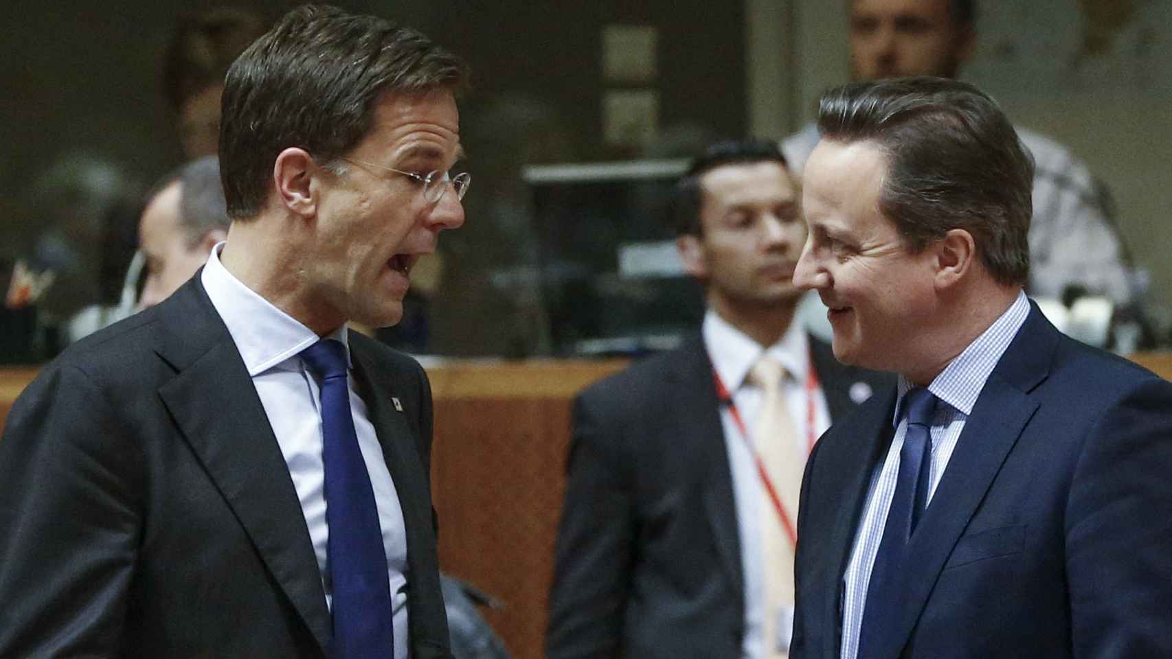 Cameron y Rutte conversan durante la última cumbre de la UE.