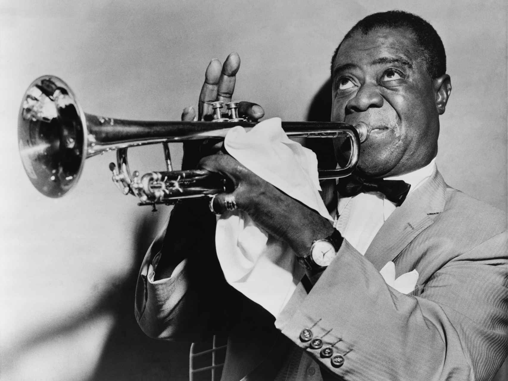 El trompetista Louis Armstrong.