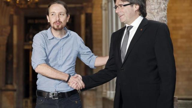 Iglesias y Puigdemont antes de la reunión.