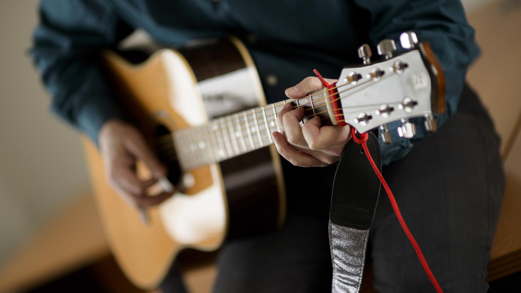 Patacho, con su guitarra de cuerdas de oro.