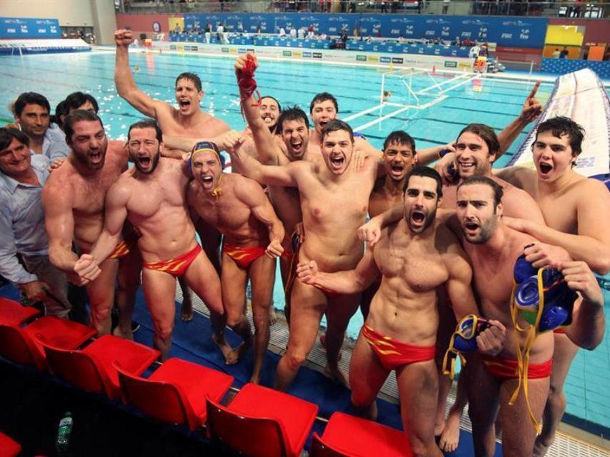 La selección  de waterpolo masculina celebra la clasificación para los Juegos.