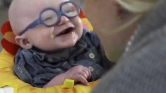 El pequeño Leopold con sus gafas nuevas