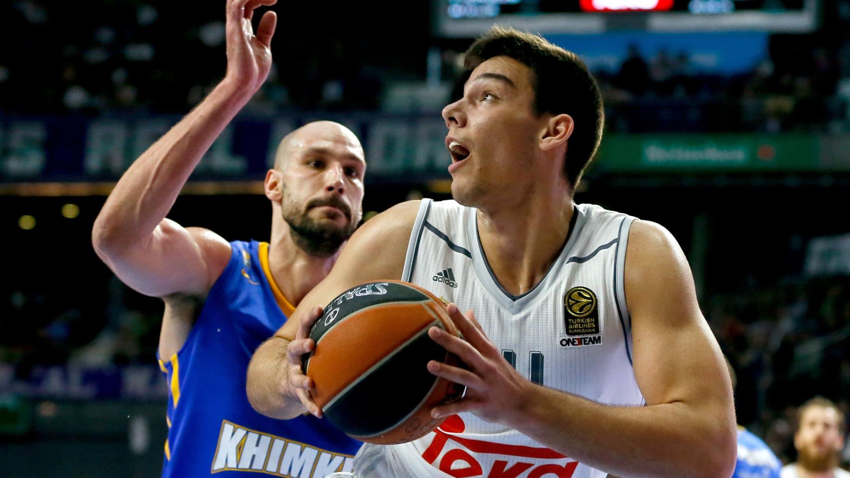 Willy Hernangómez ante James Augustine en el Madrid-Khimki.