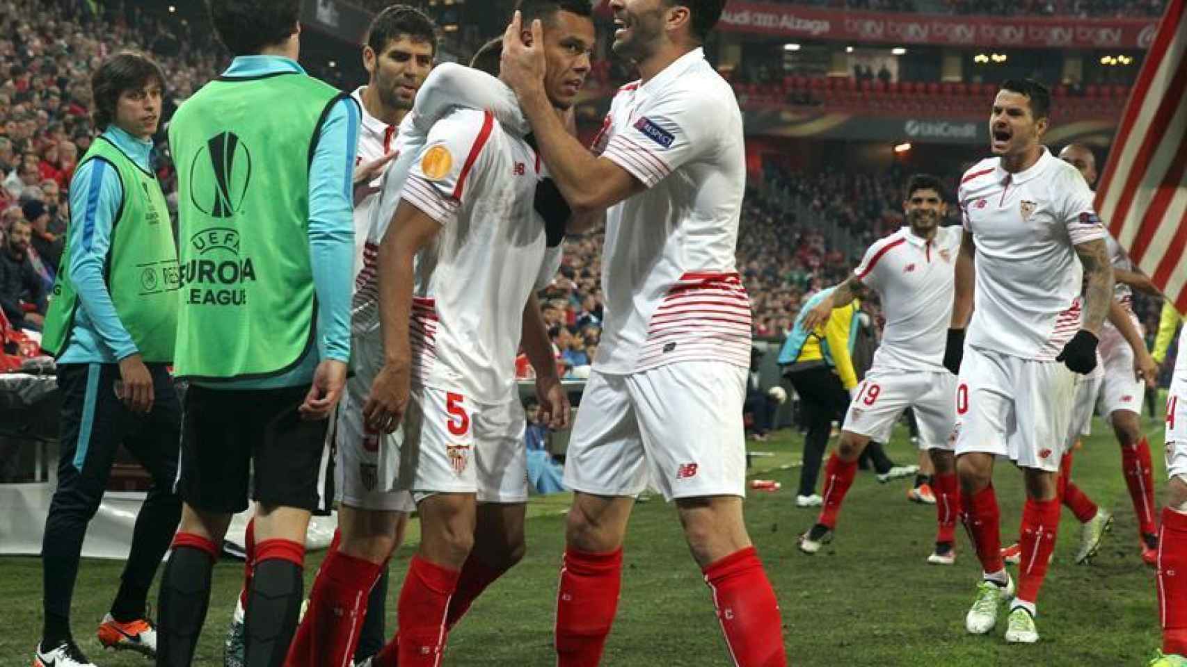 Los jugadores del Sevilla celebran un gol en San Mamés.