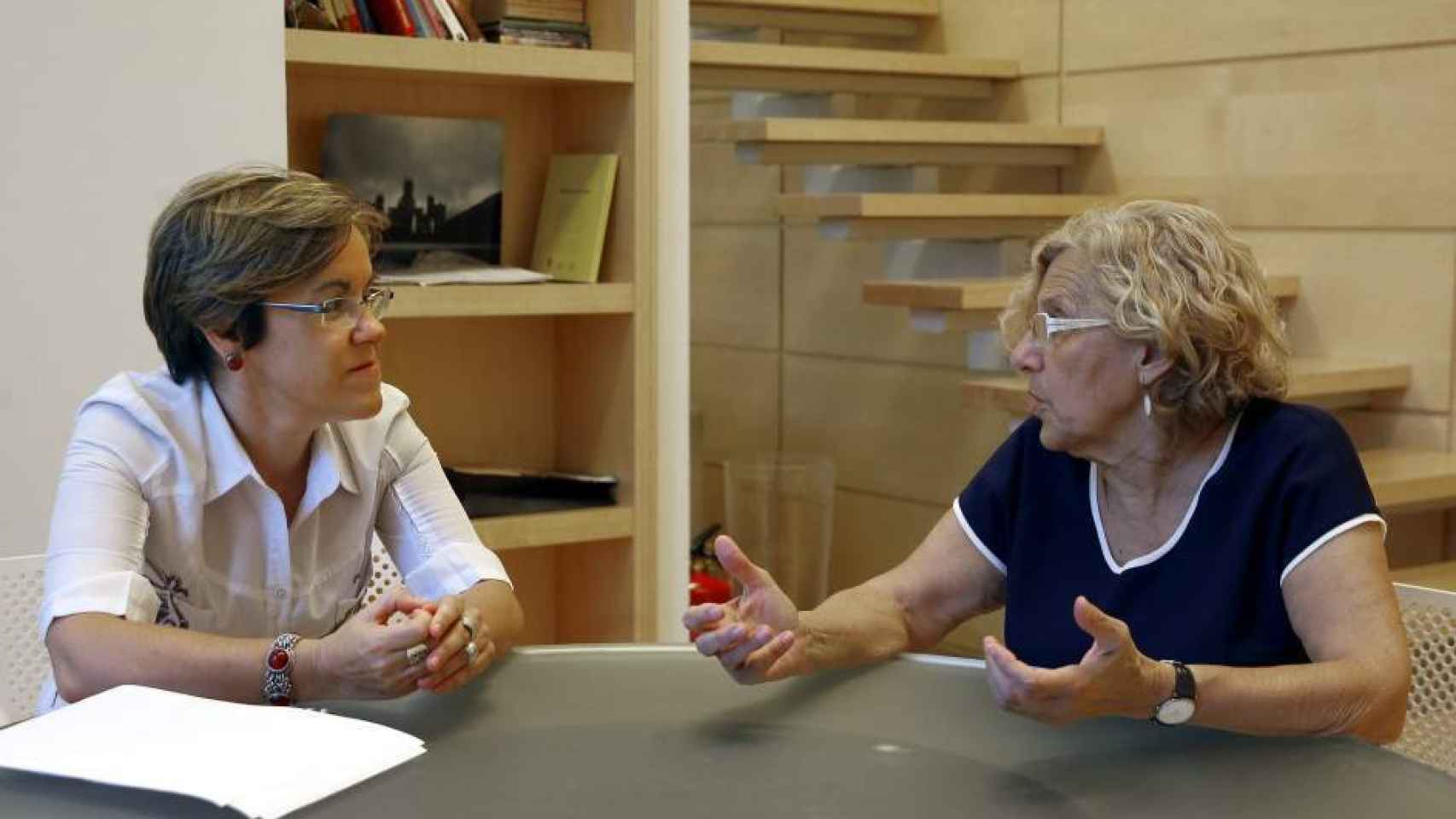 La portavoz municipal del PSOE, Purificación Causapié, y Manuela Carmena.