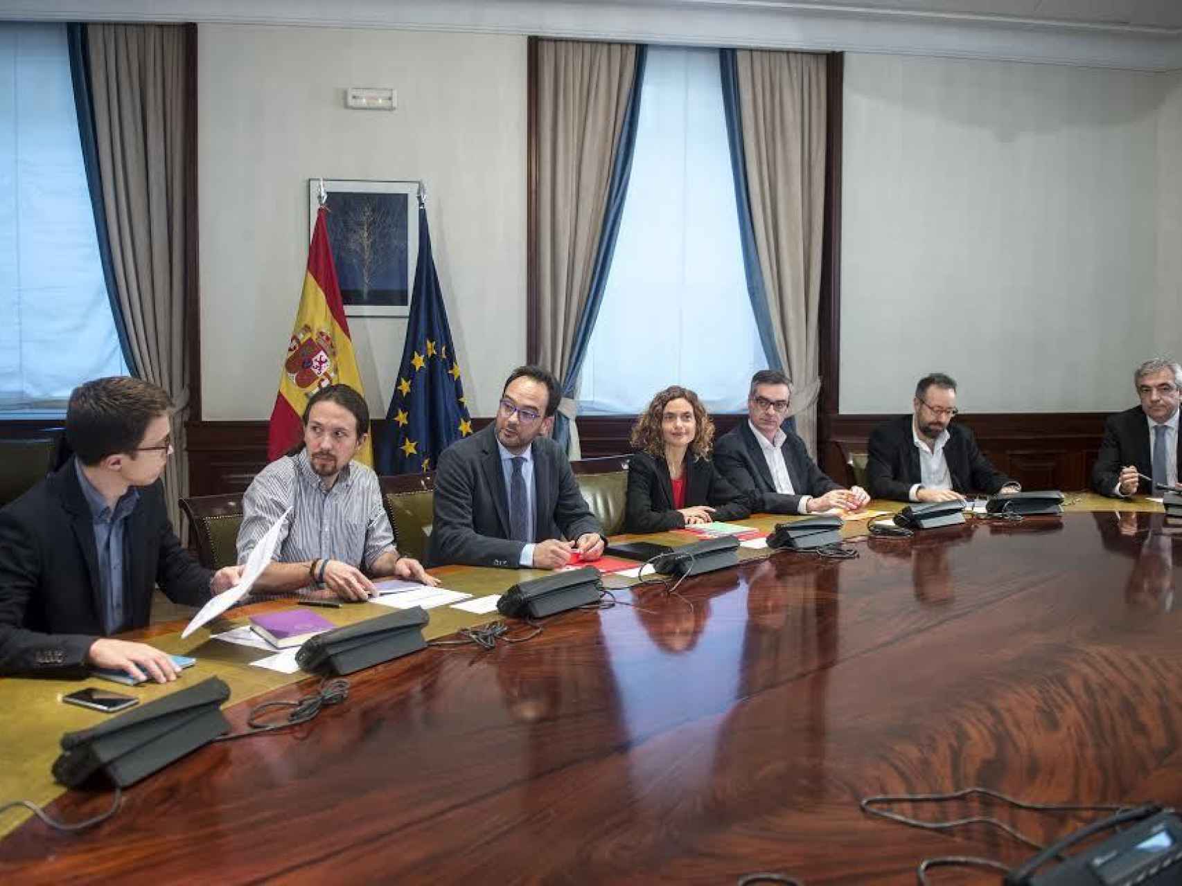 Errejón, Iglesias, Hernando, Batet, Villegas, Girauta y  Garicano en la mesa donde negociaron el jueves 7 de abril.