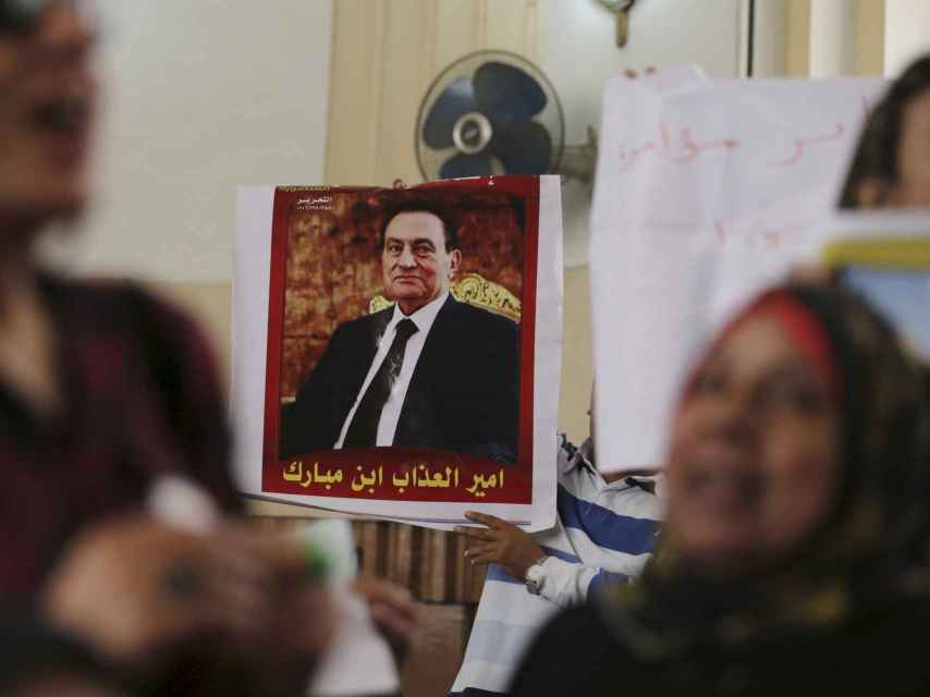 Un cartel con la imagen de Mubarak.