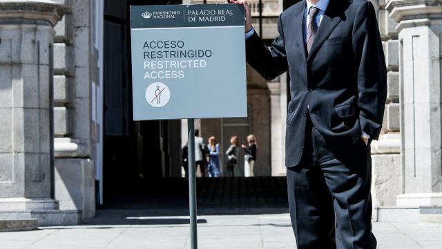 Fuentes, en la puerta del Palacio Real.