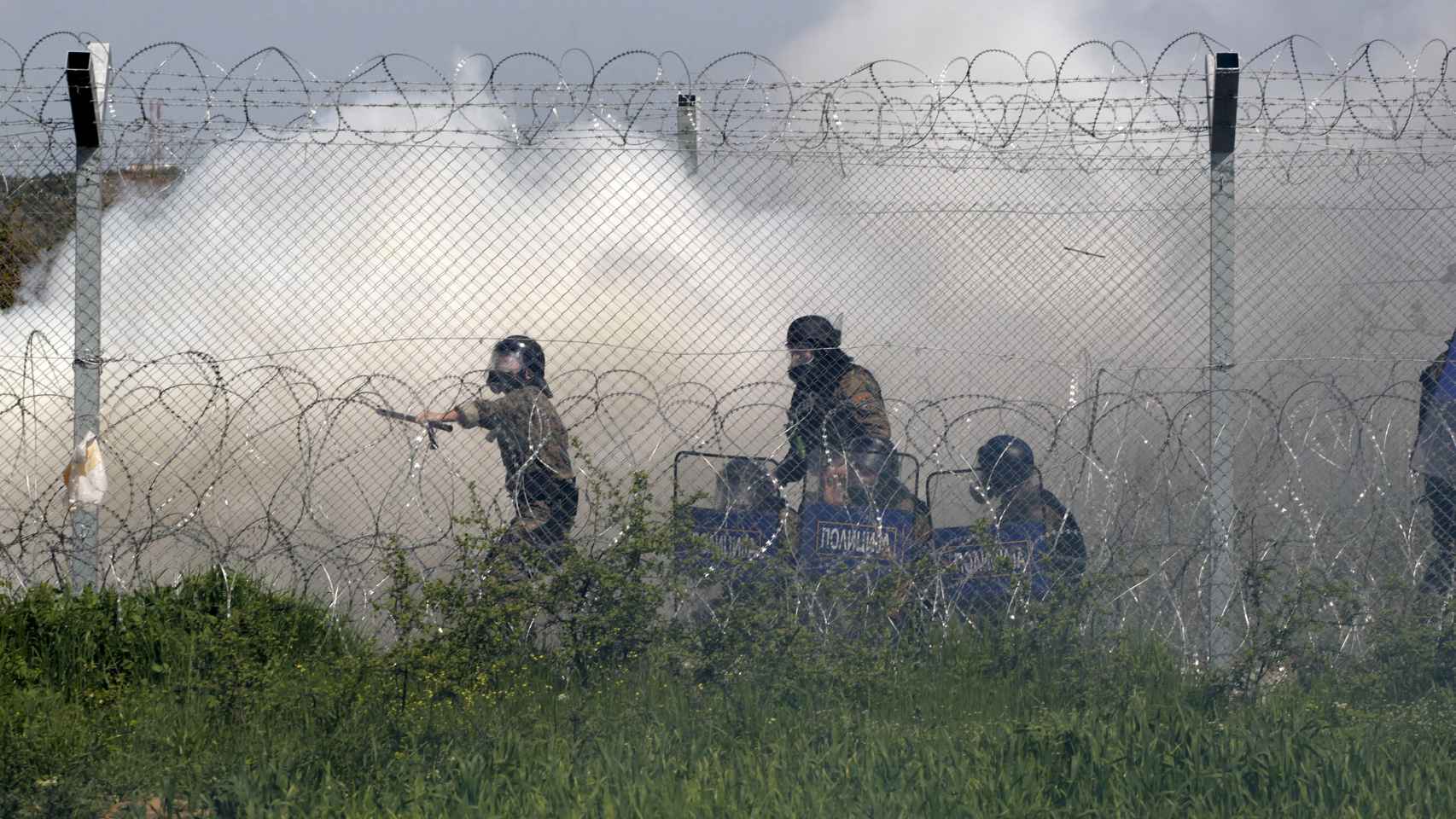 Enfrentamiento en la valla de la frontera.