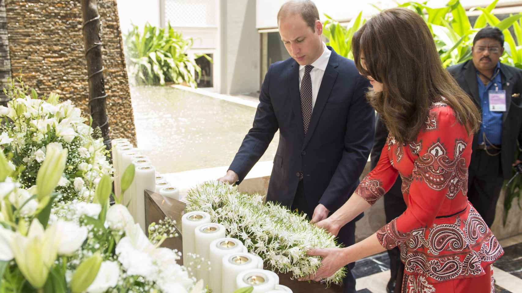 Guillermo y Kate en la ofrenda en memoria a las víctimas del ataque terrorista al hotel Taj Mahal Palace