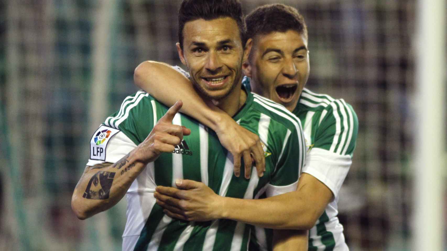 Rubén Castro y Portillo celebran el gol del Betis.