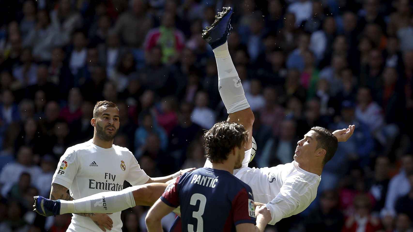 Cristiano Ronaldo hace una chilena contra el Eibar.