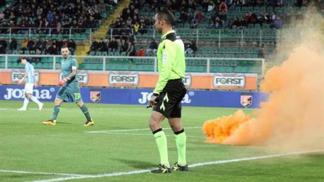 Petardo tirado por los ultras.