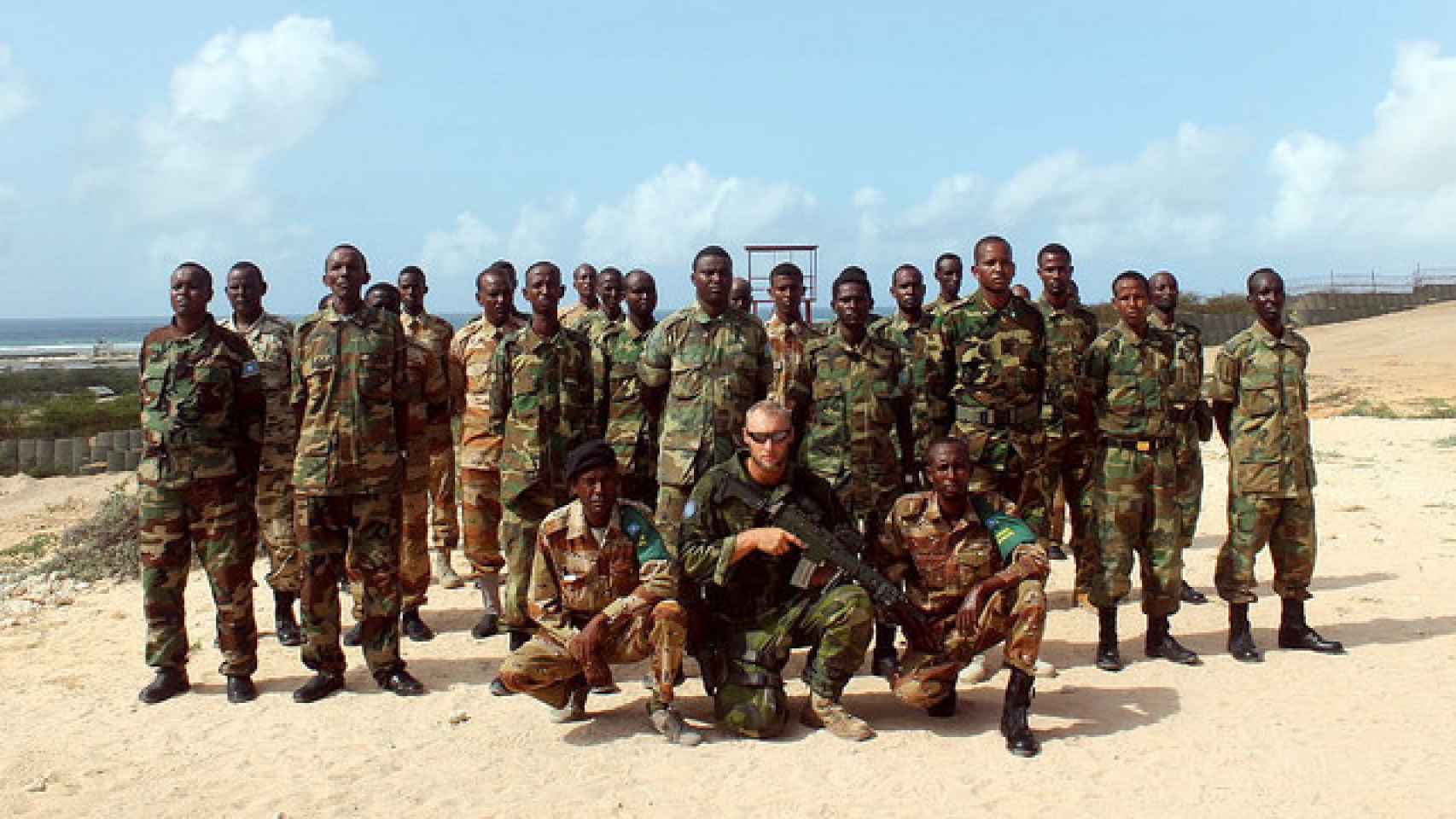 Efectivos somalíes posan junto a un militar español.