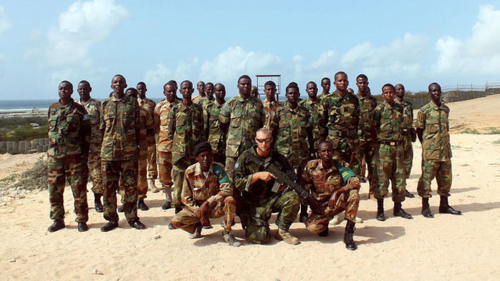 Soldados somalíes posan junto a un efectivo español.