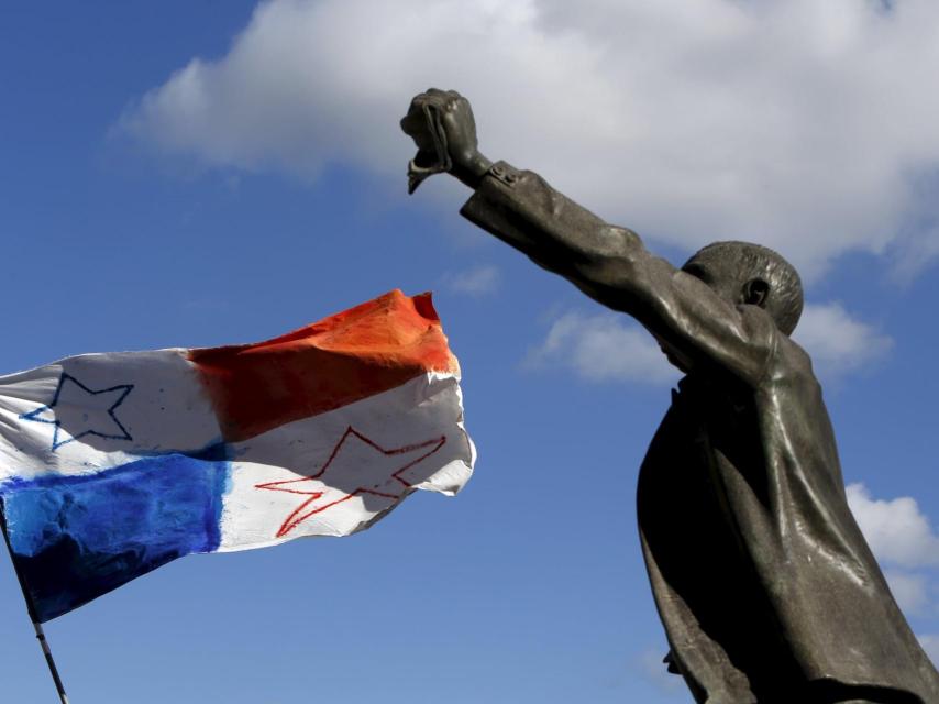 Bandera de Panamá en una protesta en Malta/Darrin Zammit Lupi/Reuters