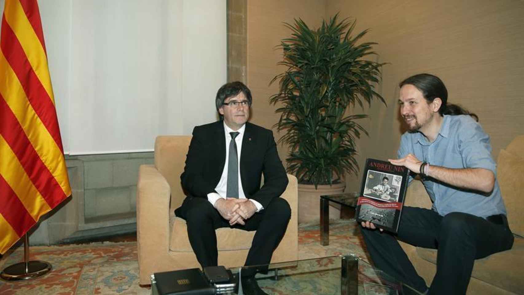 El presidente de la Generalitat, Carles Puigdemont, junto al líder de Podemos, Pablo Iglesias/Andreu Dalmau/EFE