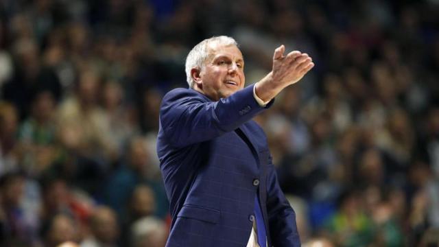 Zeljko Obradovic, entrenador del Fenerbaçe, da órdenes.