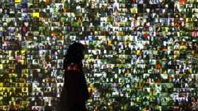 Imagen de recurso sobre el 'big data' de una mujer ante miles de pantallas con rostros.