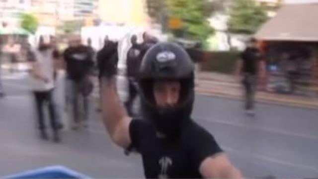 Momento en el que el simpatizante de Amanecer Dorado agrede a la cámara.