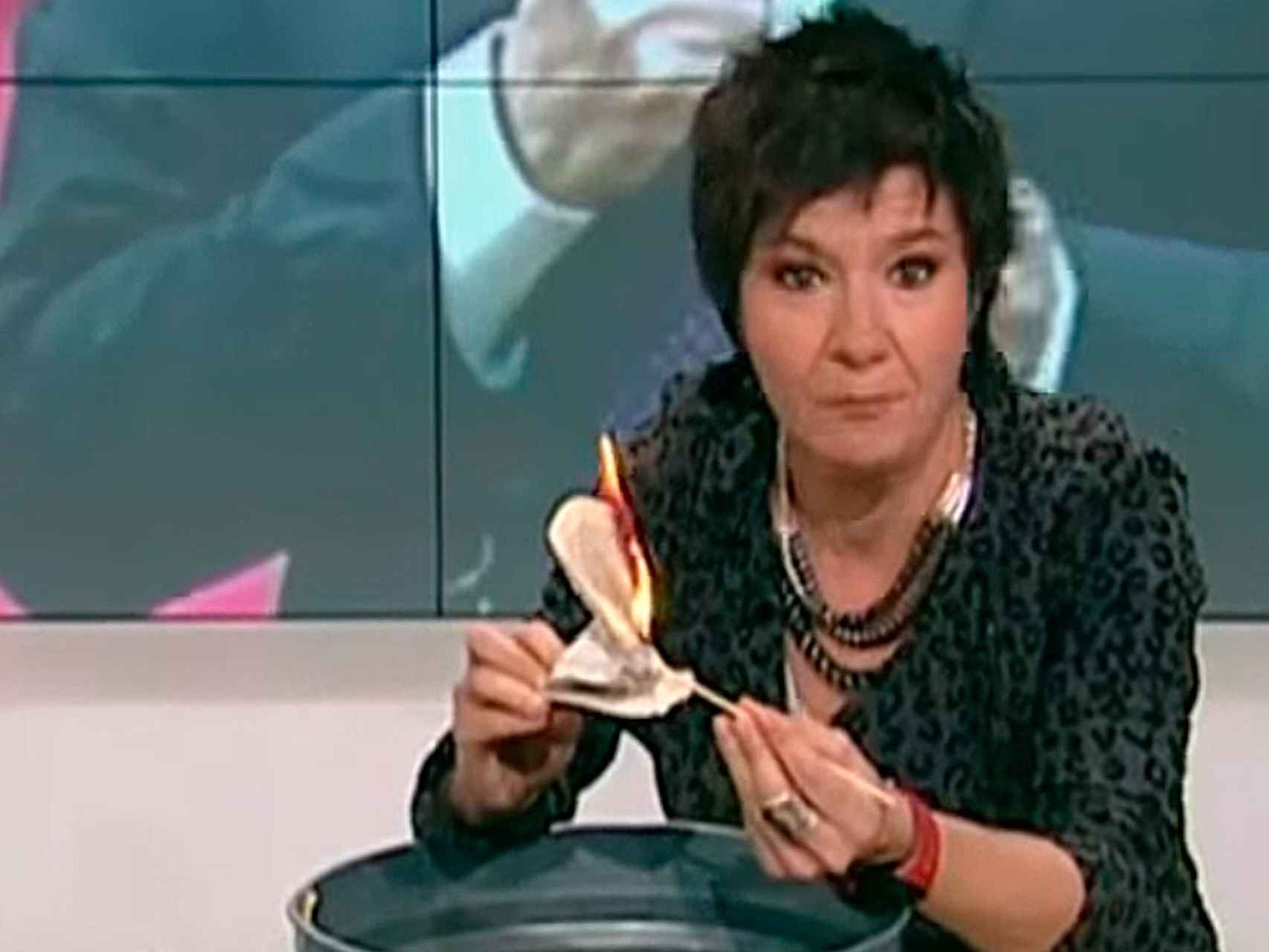 Ampar Moliner quema la Constitución en TV3.