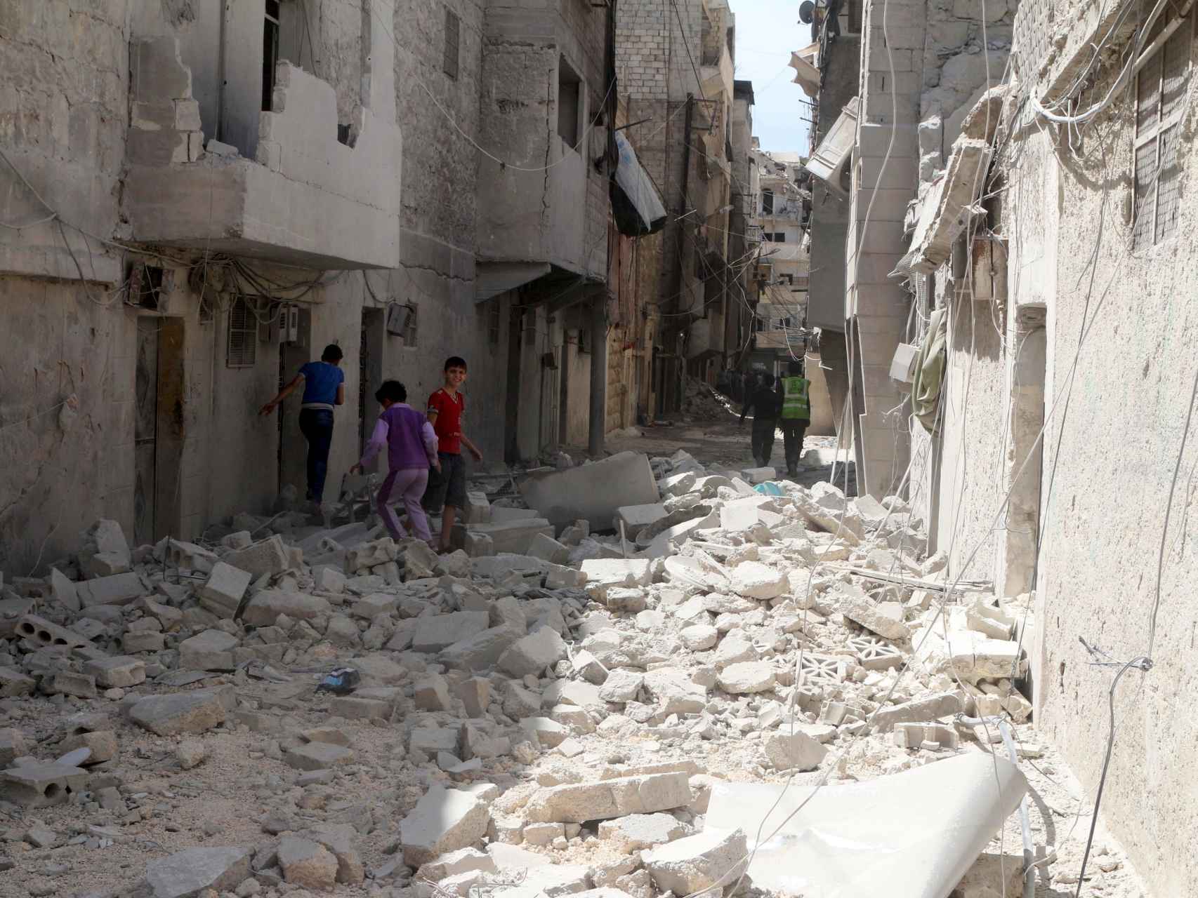 Daños en un vecindario opositor de Alepo tras un bombardeo el 11 de abril de 2016.