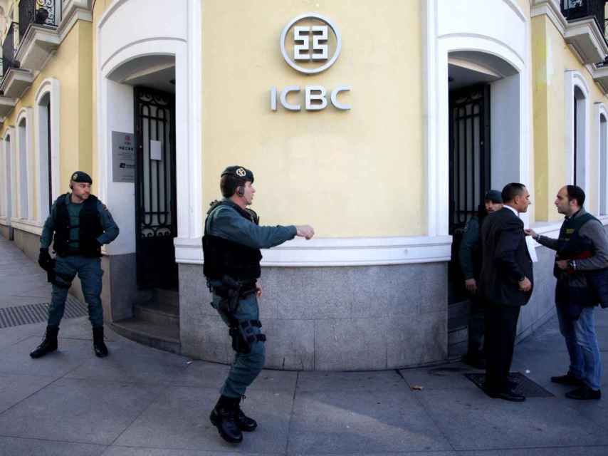 Agentes de la Guardia Civil en la puerta de la sede del ICBC en Madrid