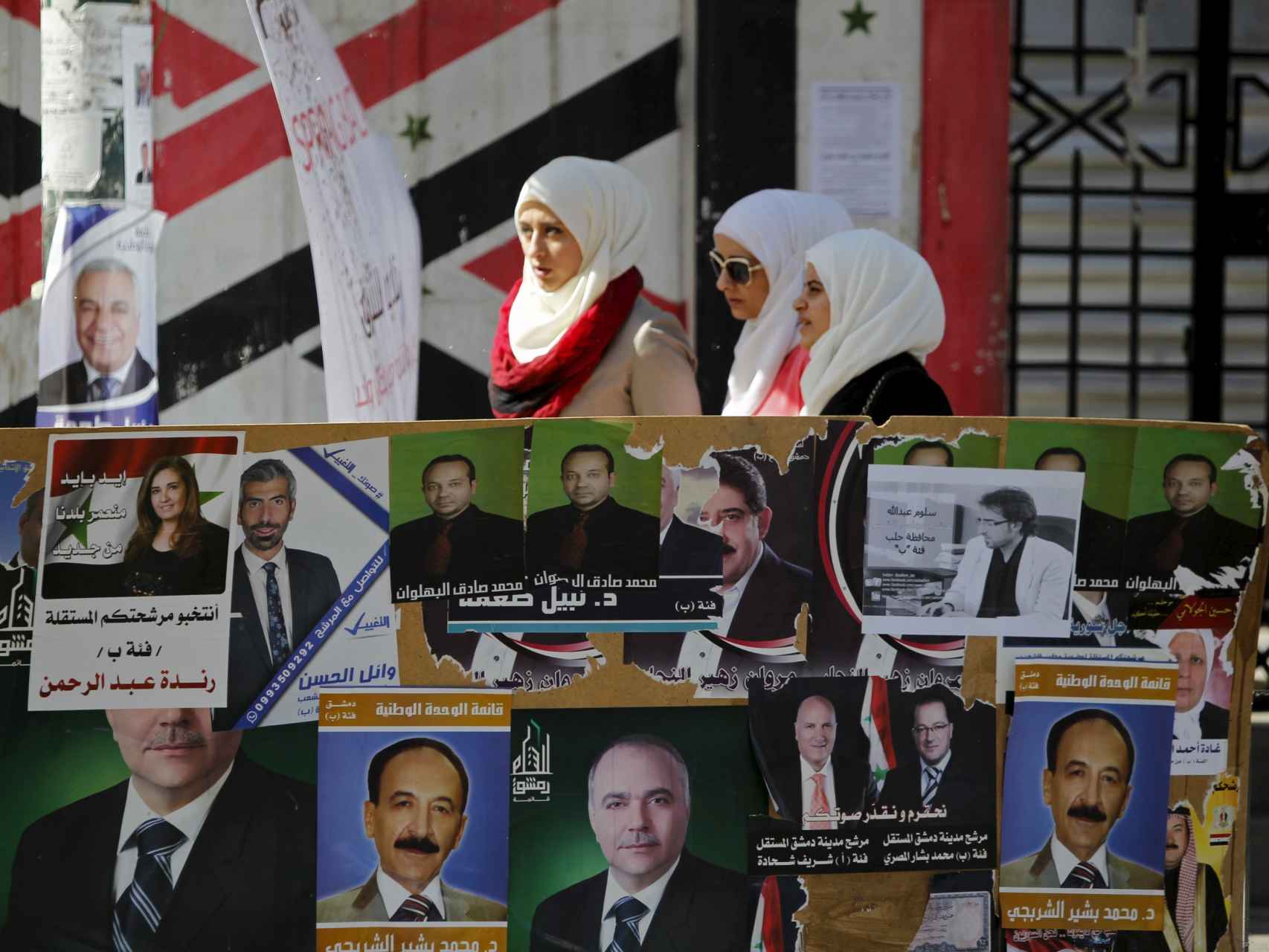 Carteles electorales en Damasco para las elecciones en medio de la guerra.