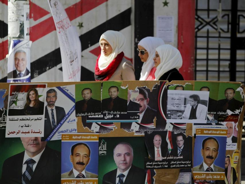 Carteles electorales en Damasco para las elecciones en medio de la guerra.