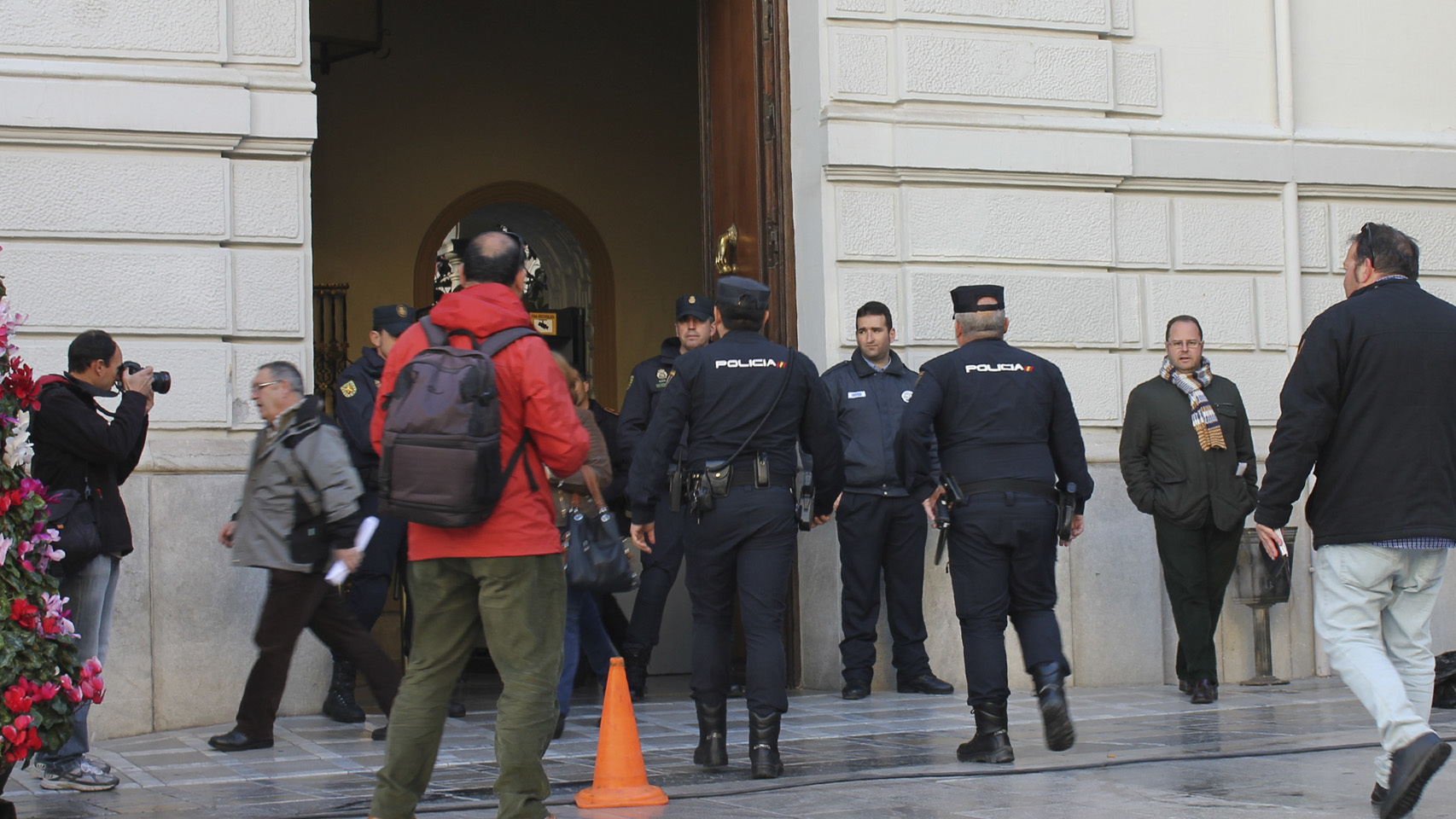 Agentes de la Policía en la puerta del Consistorio granadino durante los registros esta mañana